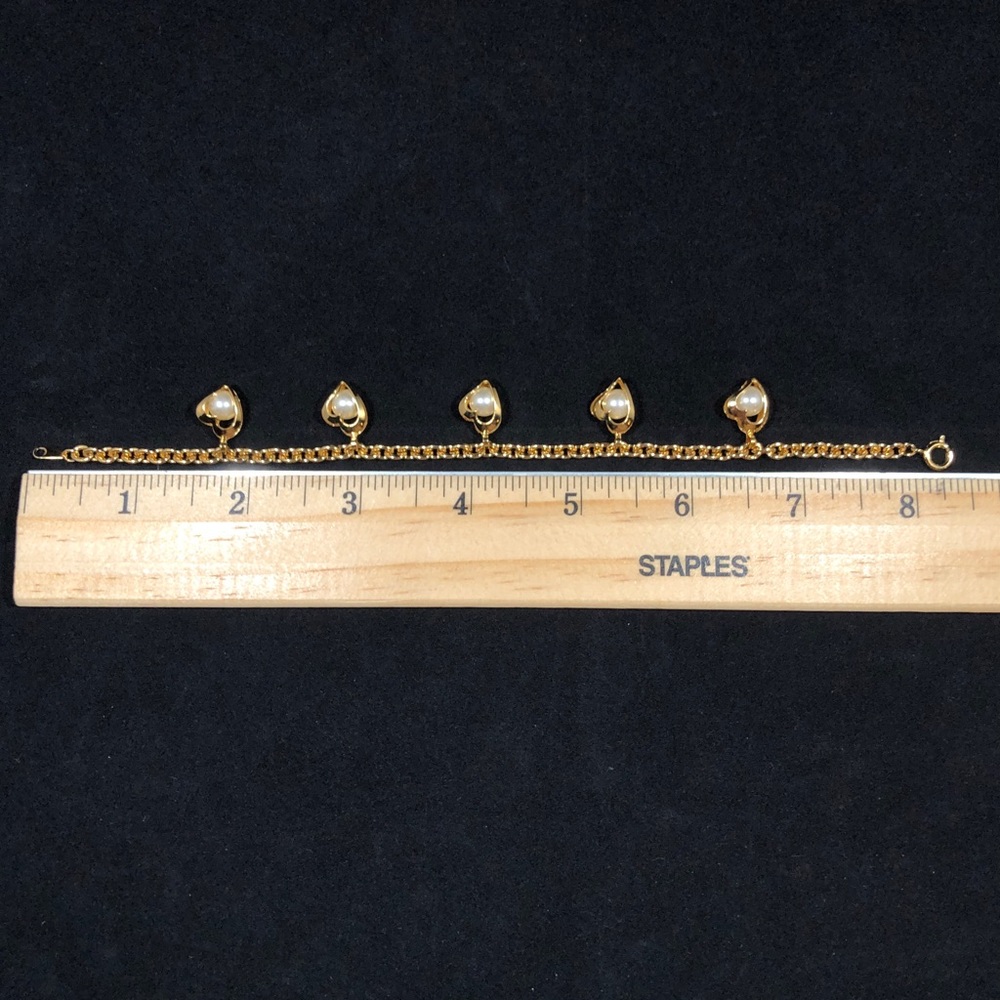BRACELET - GOLD-TONE CHAIN WITH 5 HEARTS EACH HOLDING A FAUX PEARL - Picture 8 of 10